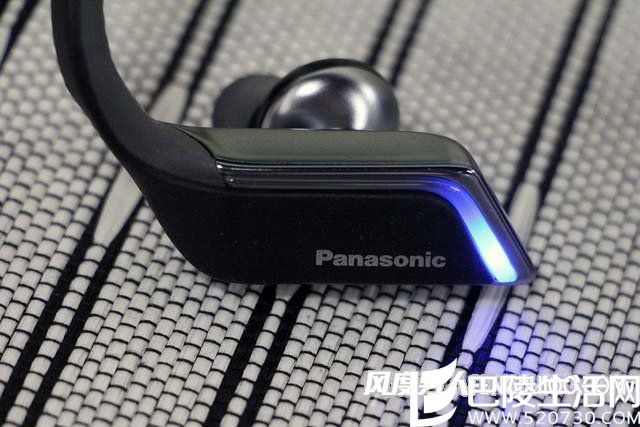 同时点击按键开启LED灯