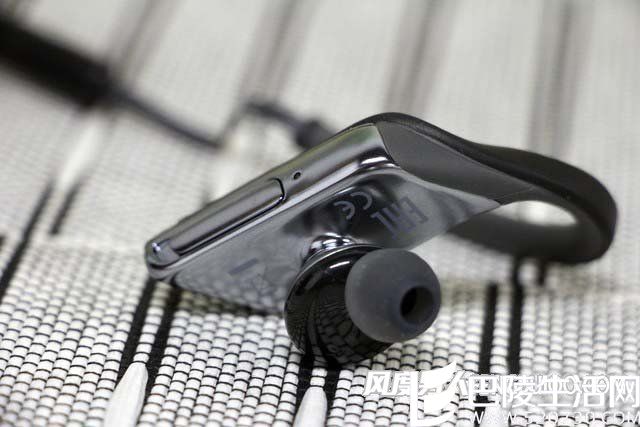 耳机正面采用亮色外壳 耳机正面采用亮色外壳