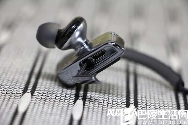 耳机底部的USB充电接口