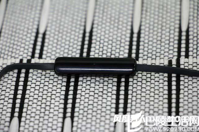 线控背面的降噪麦克风