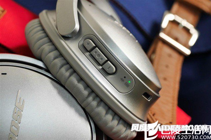 QC35上的控制按键 QC35上的控制按键
