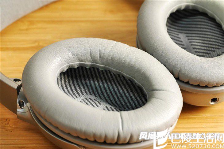 耳罩部分使用细腻的蛋白皮,贴合度很好 耳罩部分使用细腻的蛋白皮,贴合度很好