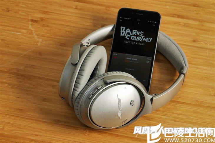 QC35延续了BOSE耳机&ldquo;成熟&rdquo;&ldquo;商务&rdquo;的设计风格