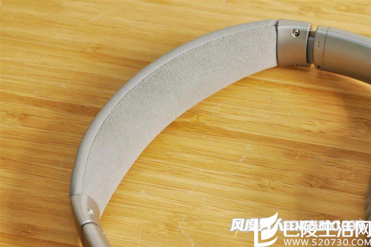 头梁部分采用Alcantara材质,质感出色 头梁部分采用Alcantara材质,质感出色