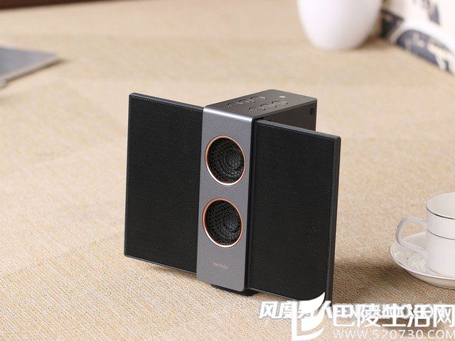 采用双翼折叠式设计 采用双翼折叠式设计