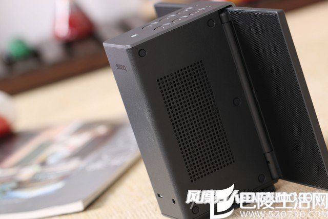 箱体两侧配有被动低音单元 箱体两侧配有被动低音单元