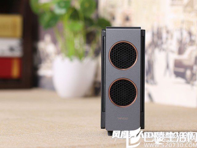 正面配有两个中低音单元 正面配有两个中低音单元