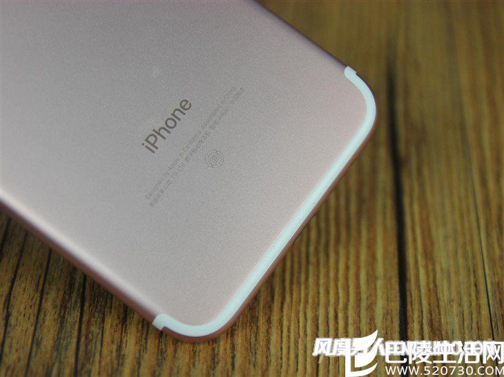 iPhone 7/7 Plus弧形纳米注塑条设计 iPhone 7/7 Plus弧形纳米注塑条设计