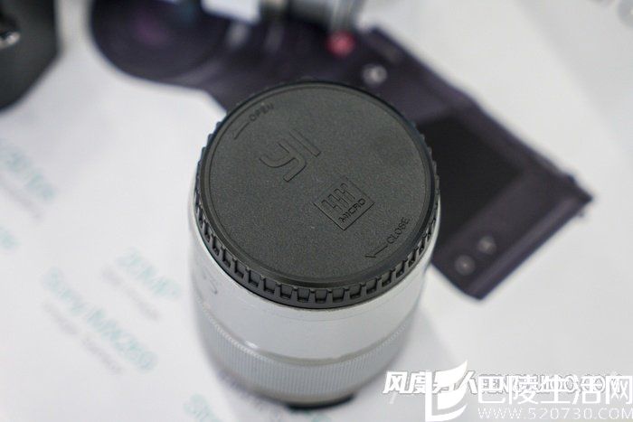 镜头后盖印有小蚁LOGO以及M43系统LOGO