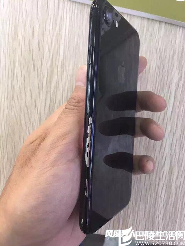 苹果iPhone 7掉漆