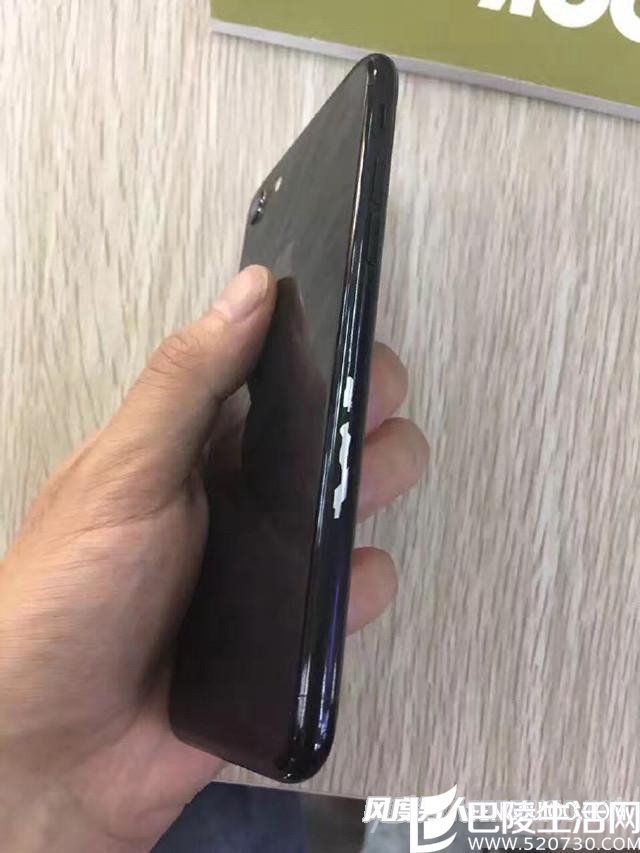 网友购苹果iPhone 7掉漆