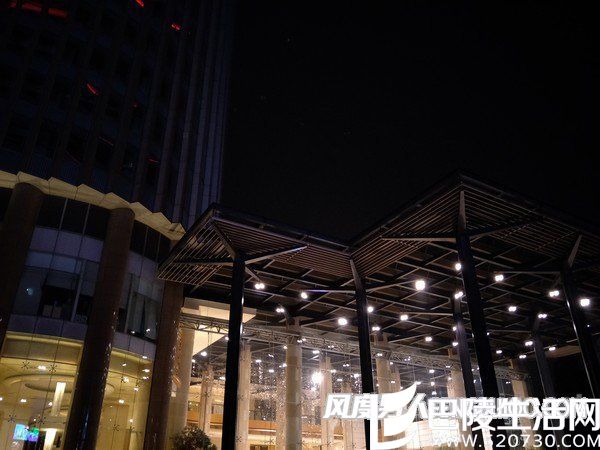 随手拍样张(光圈：f/1.7、ISO速度：702、曝光时间：1/14秒)