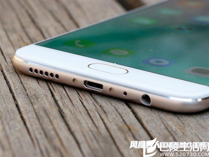 OPPO R9S手机USB接口