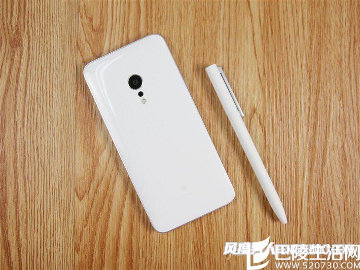 锤子Smartisan M1背面