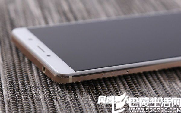 柱状透镜的加入让显示屏厚了不少