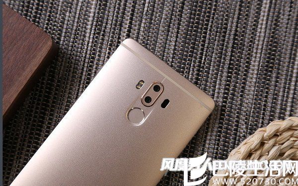 背面搭载双摄 背面搭载双摄