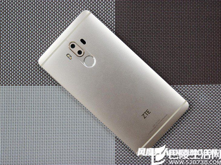 中兴天机7 MAX手机背面