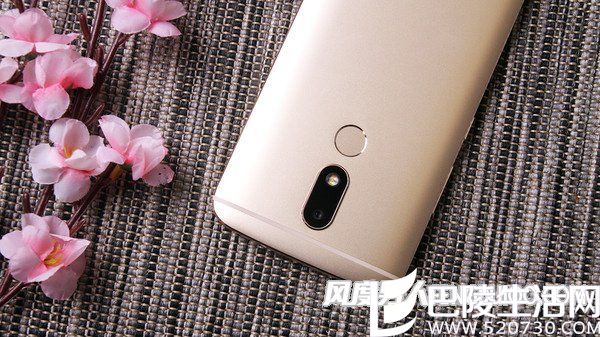 Moto M手机背面摄像头