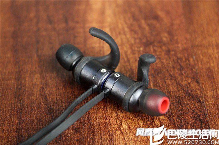 弄客SNOW运动激励耳机外观