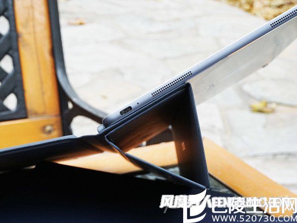 华硕灵焕3右侧面