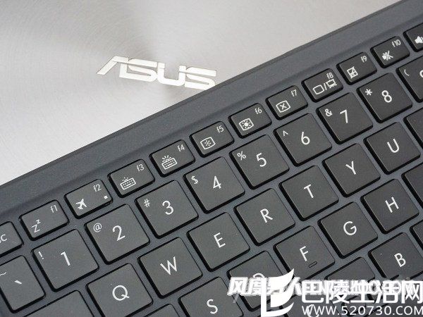 华硕灵焕3键盘特写