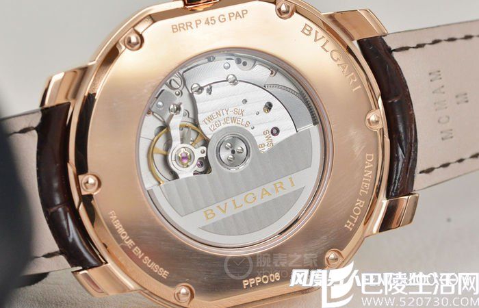 　　腕表使用背透表底，搭载自动机械机芯