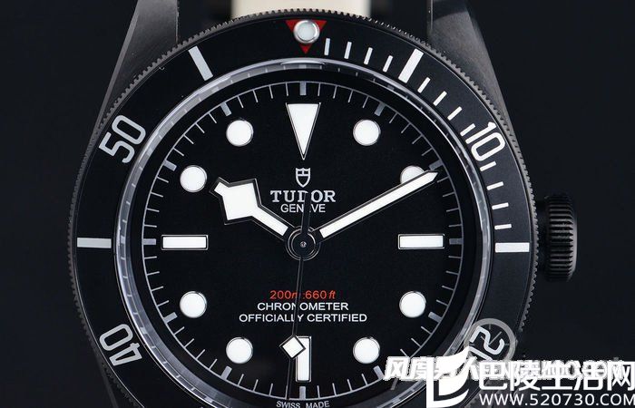 腕表表盘采用的为纯黑色盘面设计 腕表表盘采用的为纯黑色盘面设计