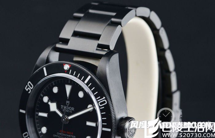 　　帝舵启承碧湾黑色腕表的主要特点在于其钢表壳