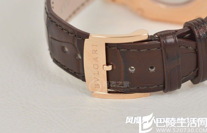 　　针扣上镌刻品牌名称，开合简单