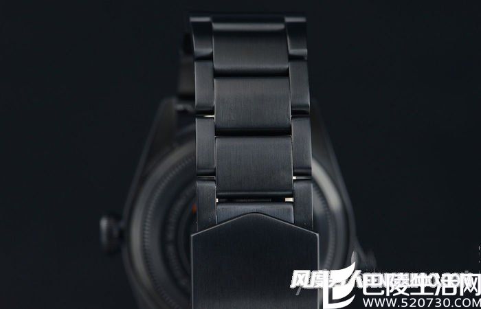 　　腕表的表带采用的为PVD钢表带设计