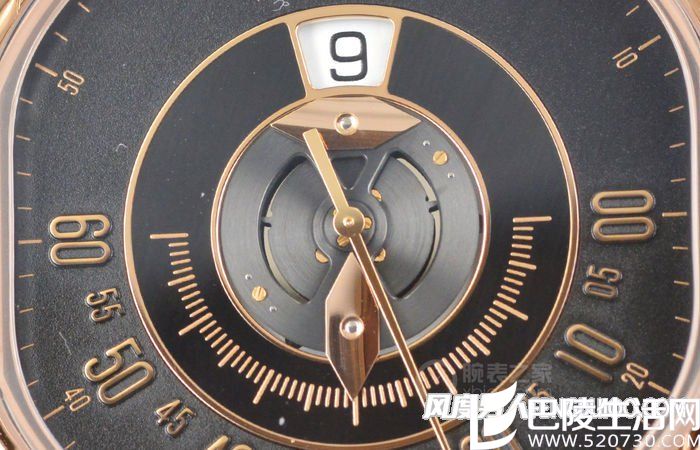 　腕表中央设计控制分针和秒针，造型别致