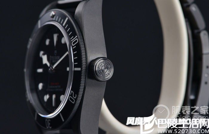 腕表采用的为旋入式表冠设计