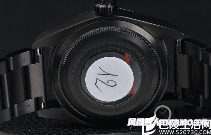 腕表内部搭载的为帝舵制造的MT5602型机芯 腕表内部搭载的为帝舵制造的MT5602型机芯