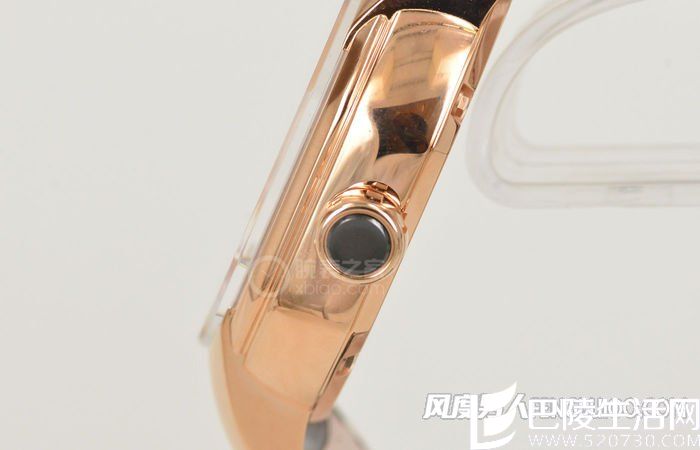 圆形表冠侧面有条纹修饰,方便把握 圆形表冠侧面有条纹修饰,方便把握