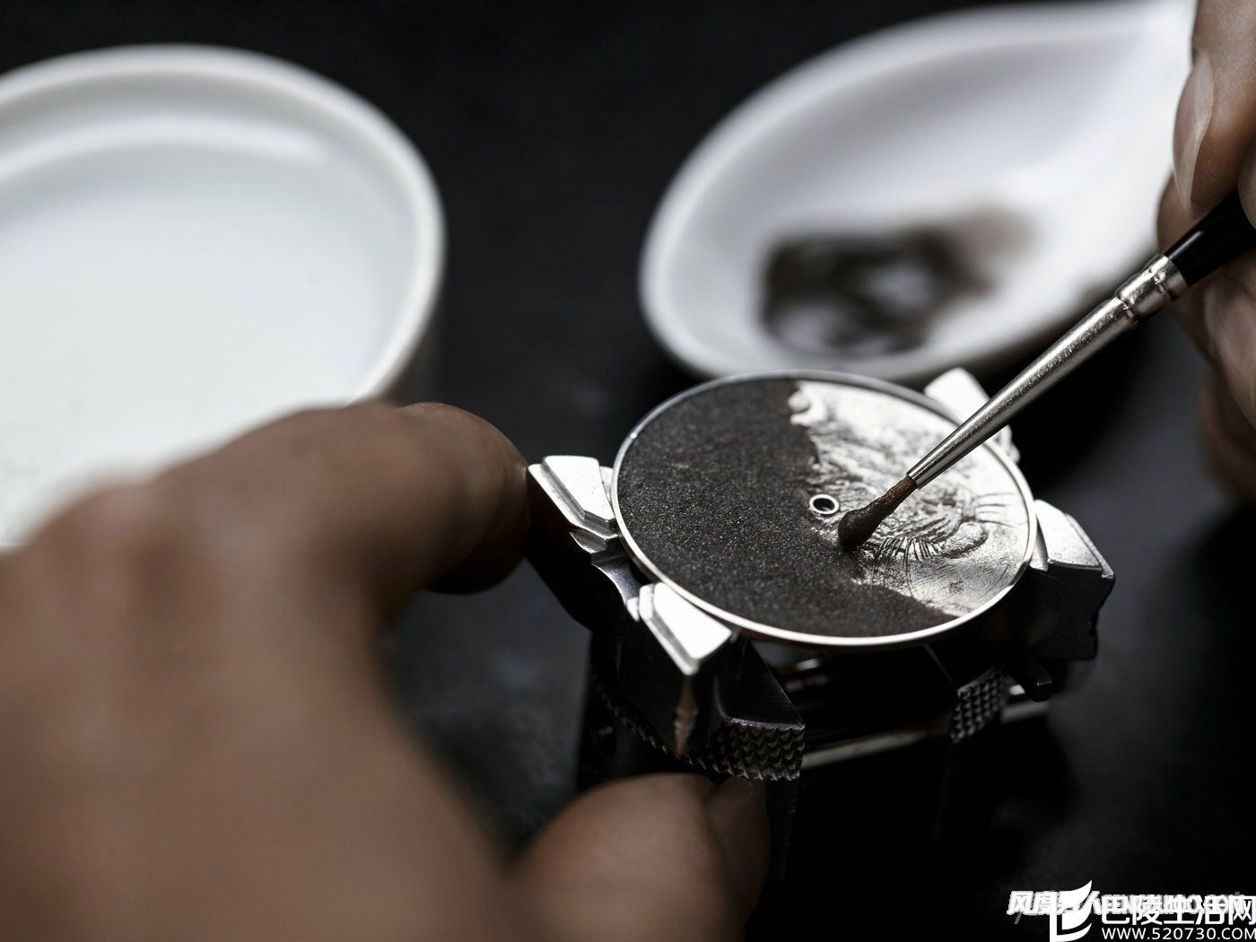 雕刻师在盘面进行雕刻