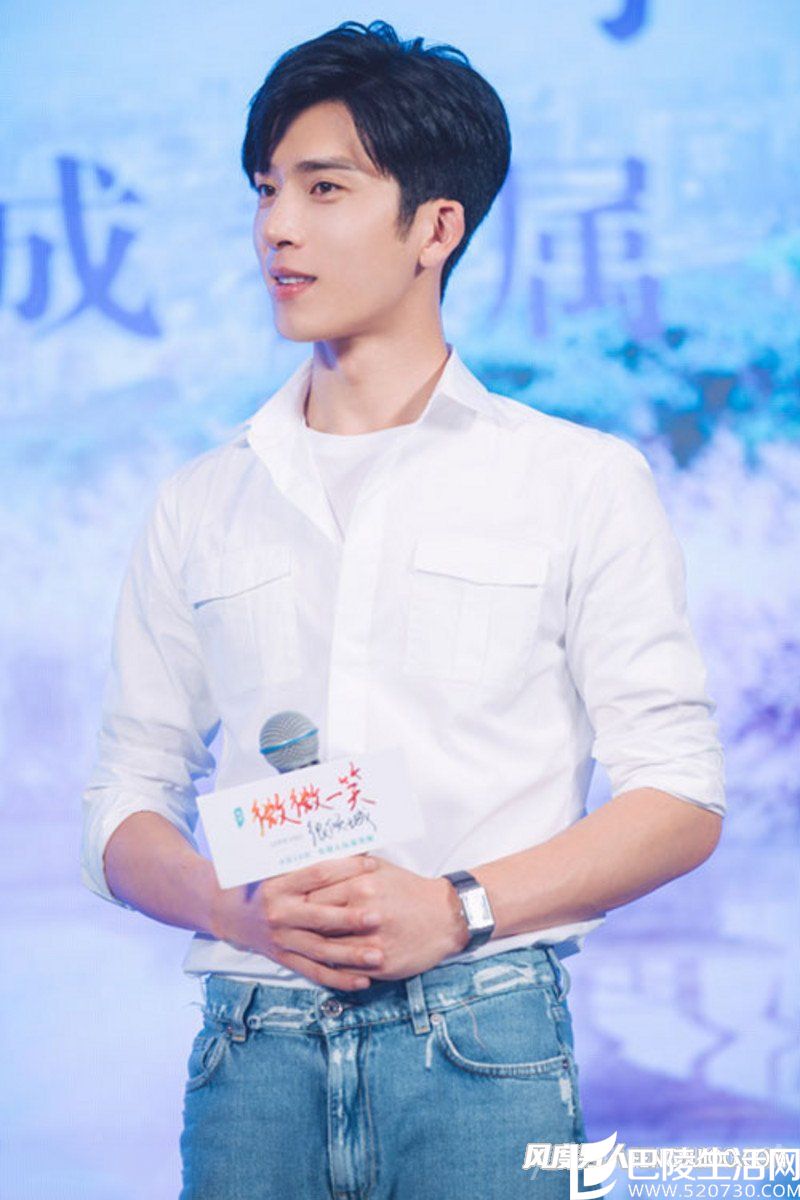 井柏然佩戴Reverso Tribute Duo双时区翻转系列腕表