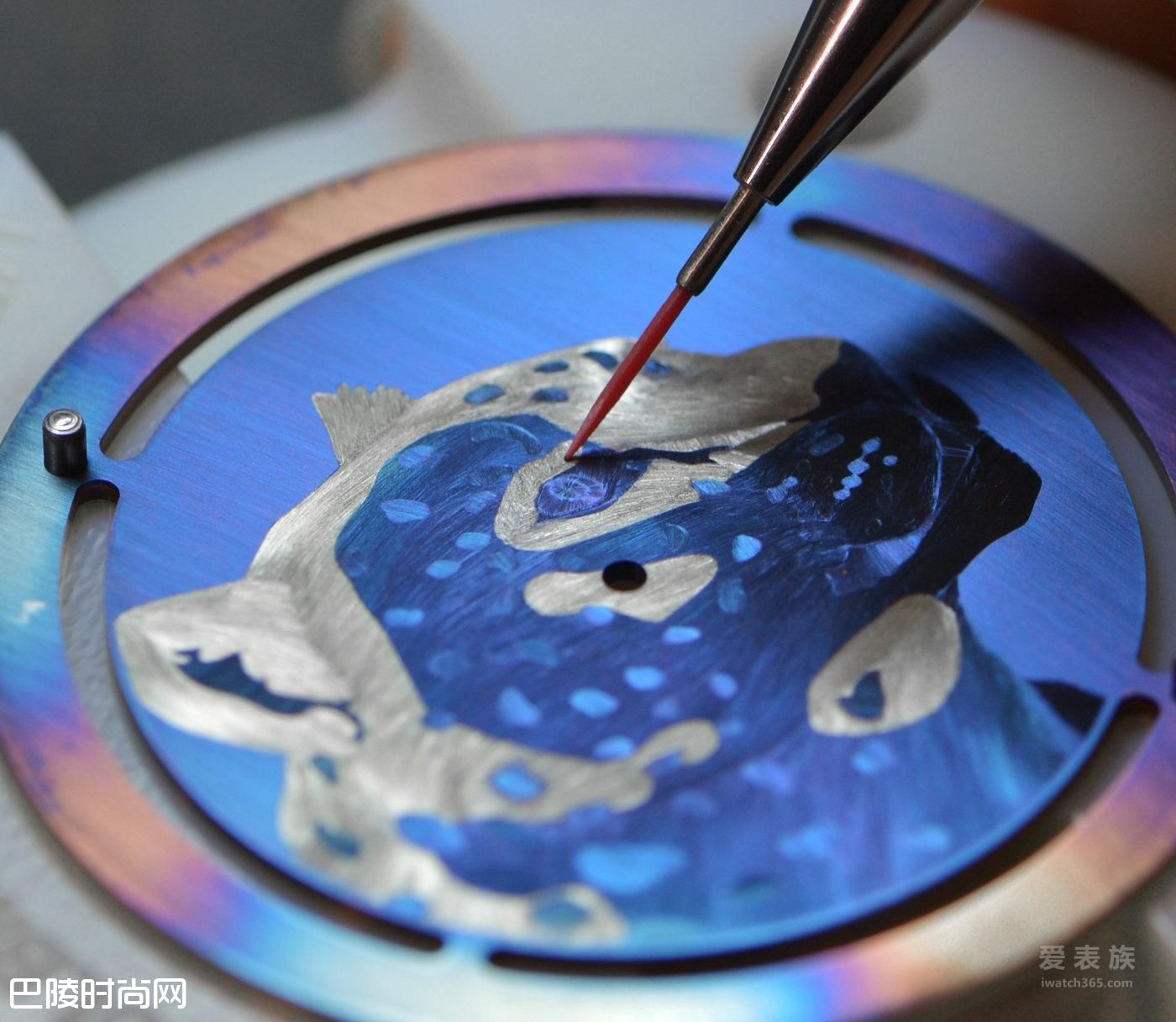 大师工艺,深邃迷人 卡地亚推出Ronde Louis Cartier焰金工艺猎豹装饰腕表