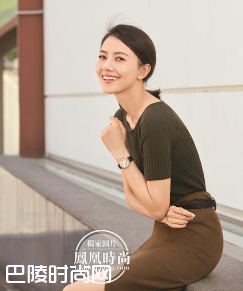 女神高圆圆戴多彩腕表美出高度