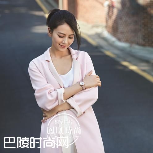 女神高圆圆戴多彩腕表美出高度