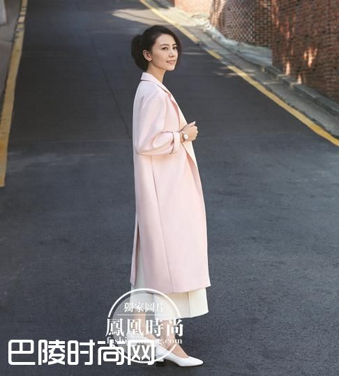 女神高圆圆戴多彩腕表美出高度