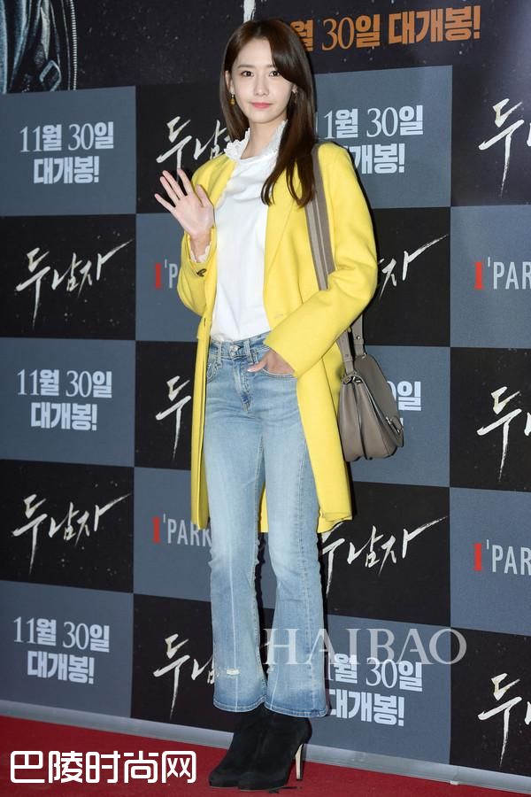 少女时代组合成员林允儿背Delvaux手袋现身电影《两个男人》的VIP试映式