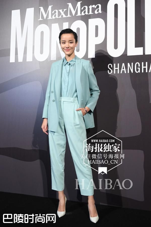 裴蓓现身麦丝玛拉(Max Mara) 2017早秋系列大秀秀场外