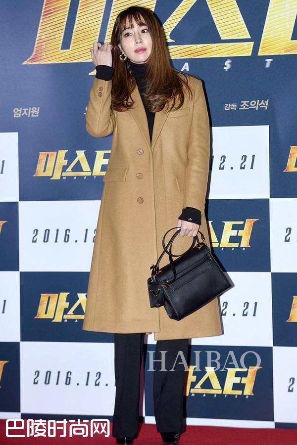 李珉廷身着Fayewoo驼色过膝大衣搭配Blanc&Eclare高领毛衣现身电影《Master》的VIP试映式