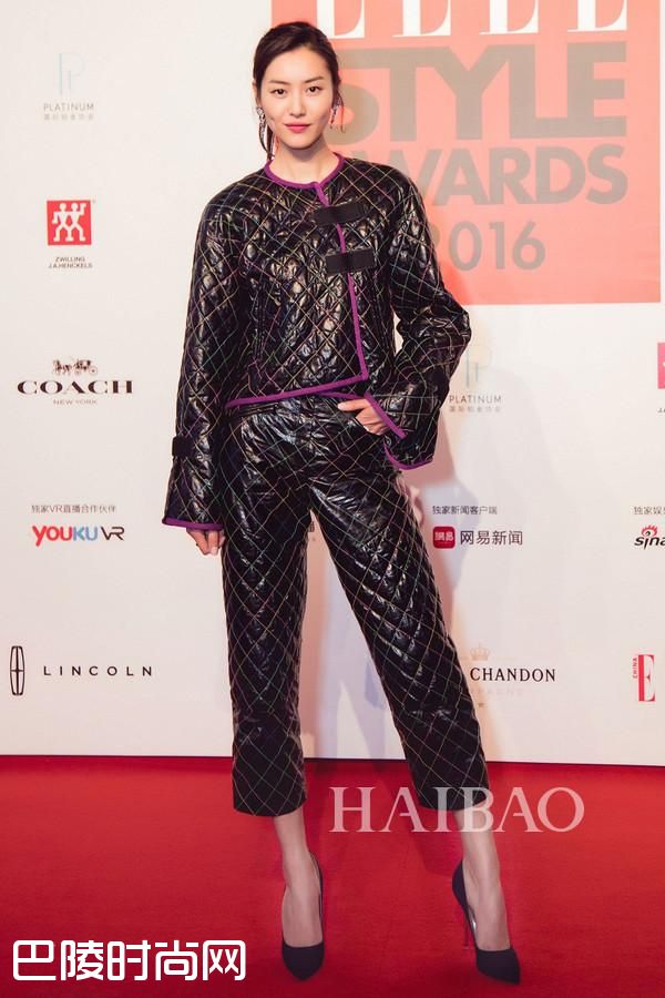 刘雯身着Chanel 2017春夏系列小羊皮菱格纹外套与长裤搭配同品牌腕表与珠宝配饰现身2016 Elle风尚大典红毯