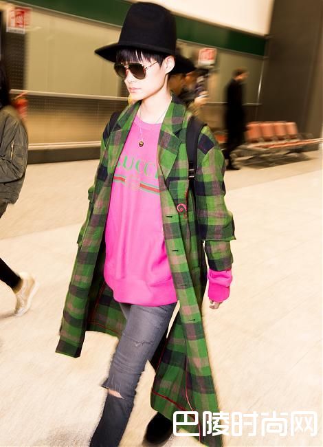 李宇春佩戴Gucci腕表首饰亮相米兰机场;GUCCI；古驰腕表