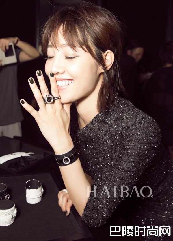 白百何亮相香奈儿(Chanel) J12XS腕表发布会腕表:香奈儿(Chanel) J12XS腕表黑色刺绣连身裙:香奈儿(Chanel) 2016秋冬高级成衣系列