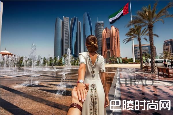 风靡全球的“背影牵手照”情侣