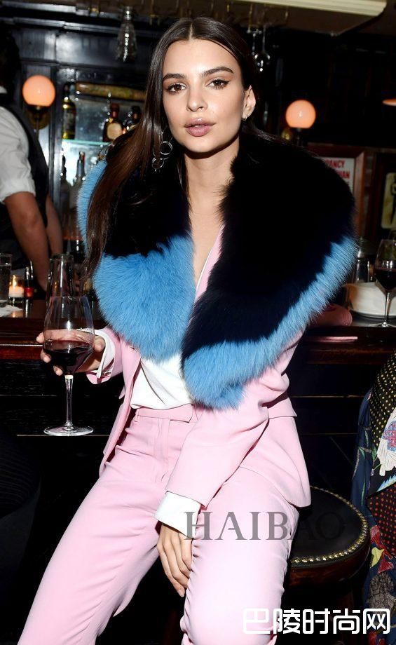 2017秋冬纽约时装周秀场嘉宾：艾米丽·拉塔科夫斯基(Emily Ratajkowski) ,亮相奥图扎拉(Altuzarra) 秀场