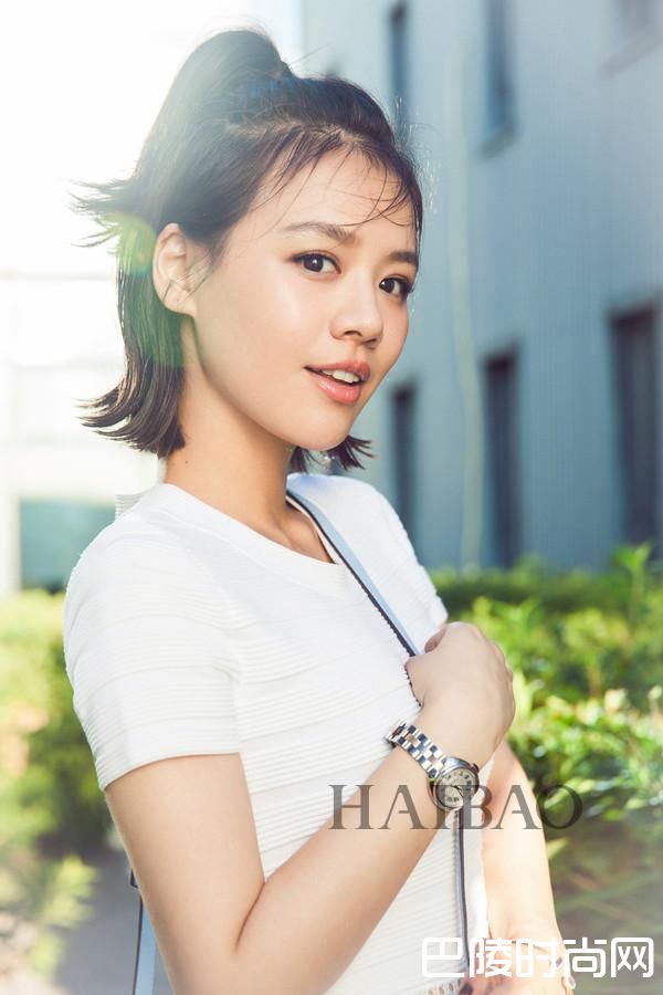 年轻演员马思纯演绎时尚穿搭