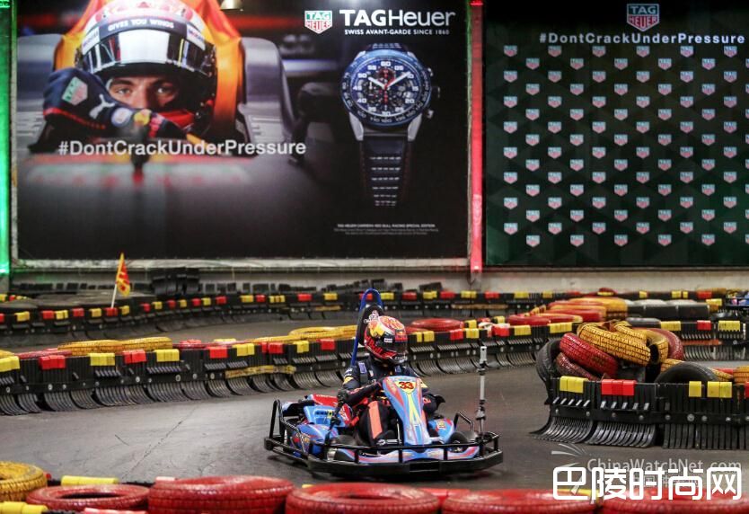 马克斯��维斯塔潘正参加赛车模拟挑战赛中.jpg 马克斯��维斯塔潘正参加赛车模拟挑战赛中.jpg